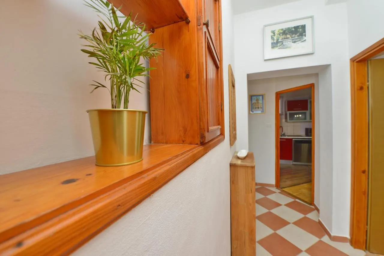 Kimano 2 Apartments With Garden In Zadar
