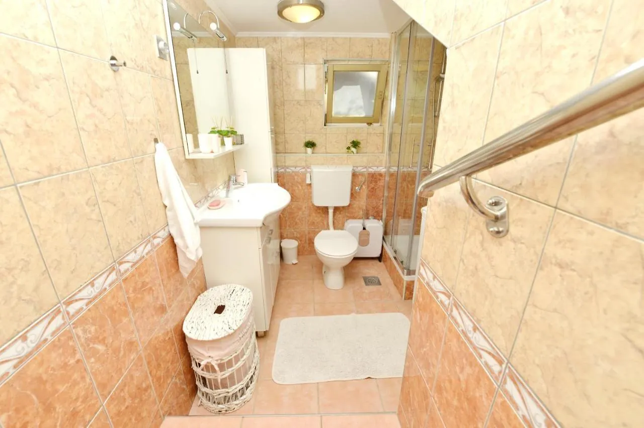 Kimano 2 Apartments With Garden In Zadar