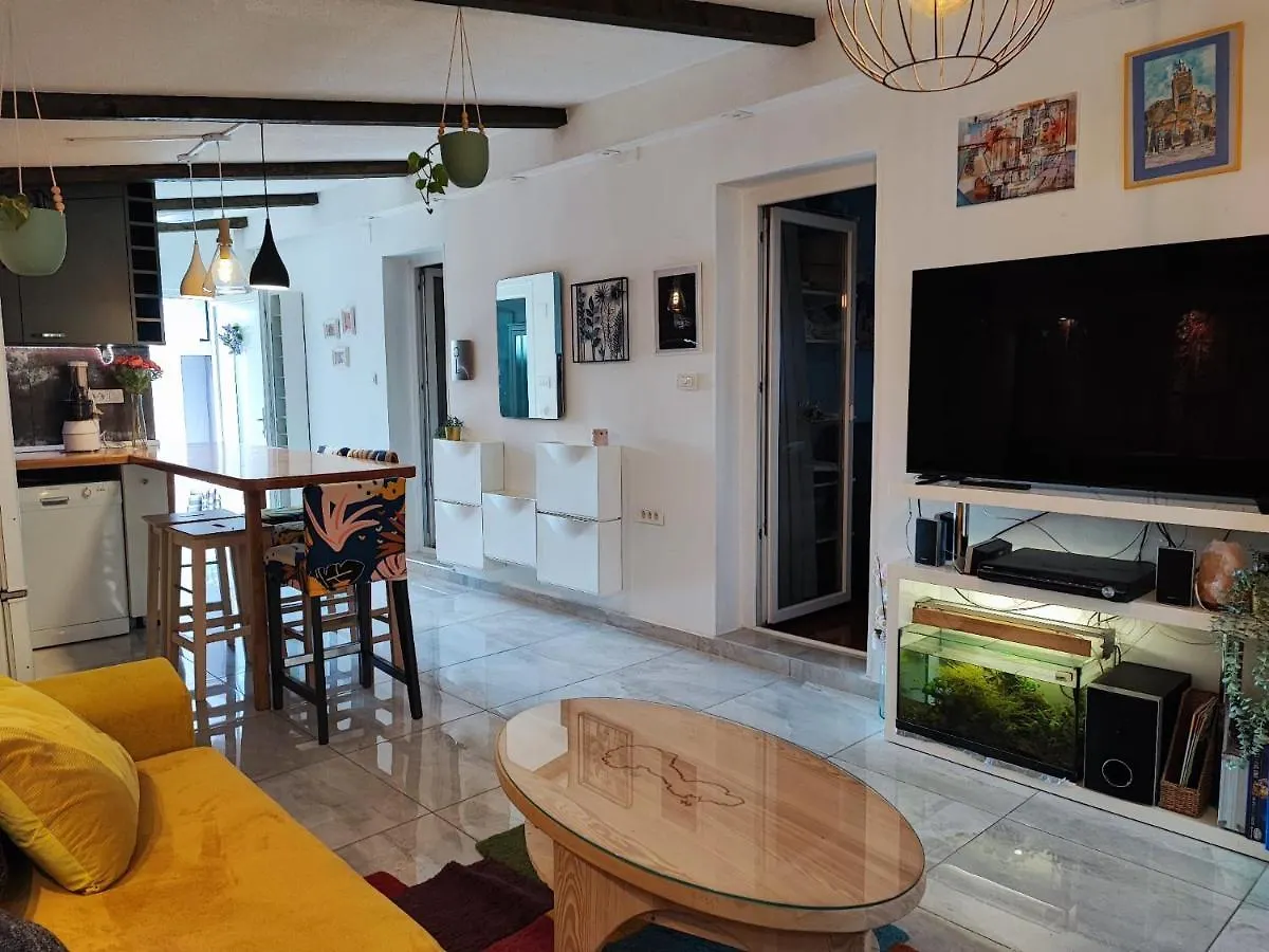 Kimano 2 Apartments With Garden In Zadar Croatia