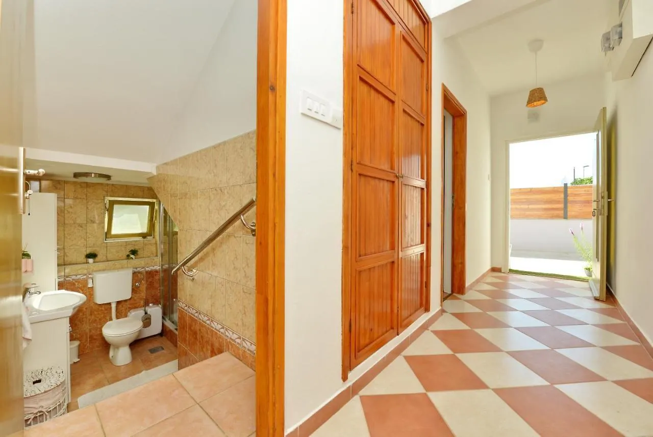 Kimano 2 Apartments With Garden In Zadar